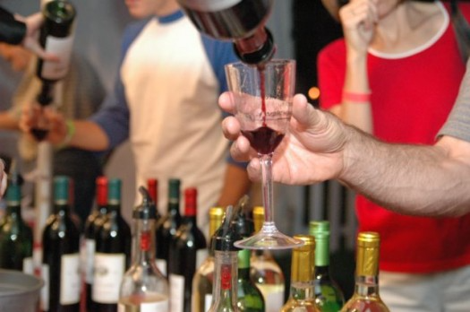 naperville-wine-festival.pouring-wine